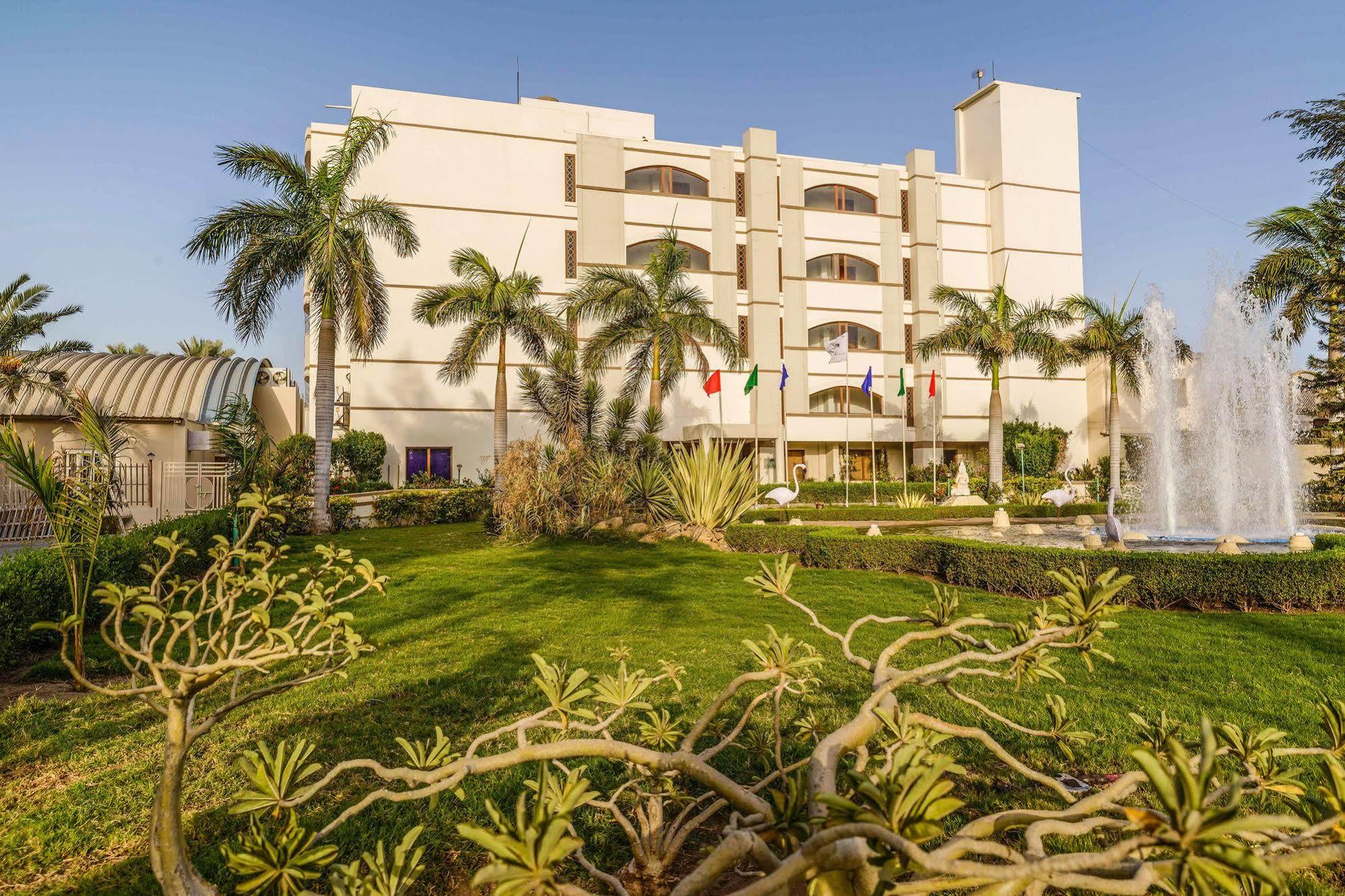 Quality Inn Palms Gāndhīdhām Extérieur photo