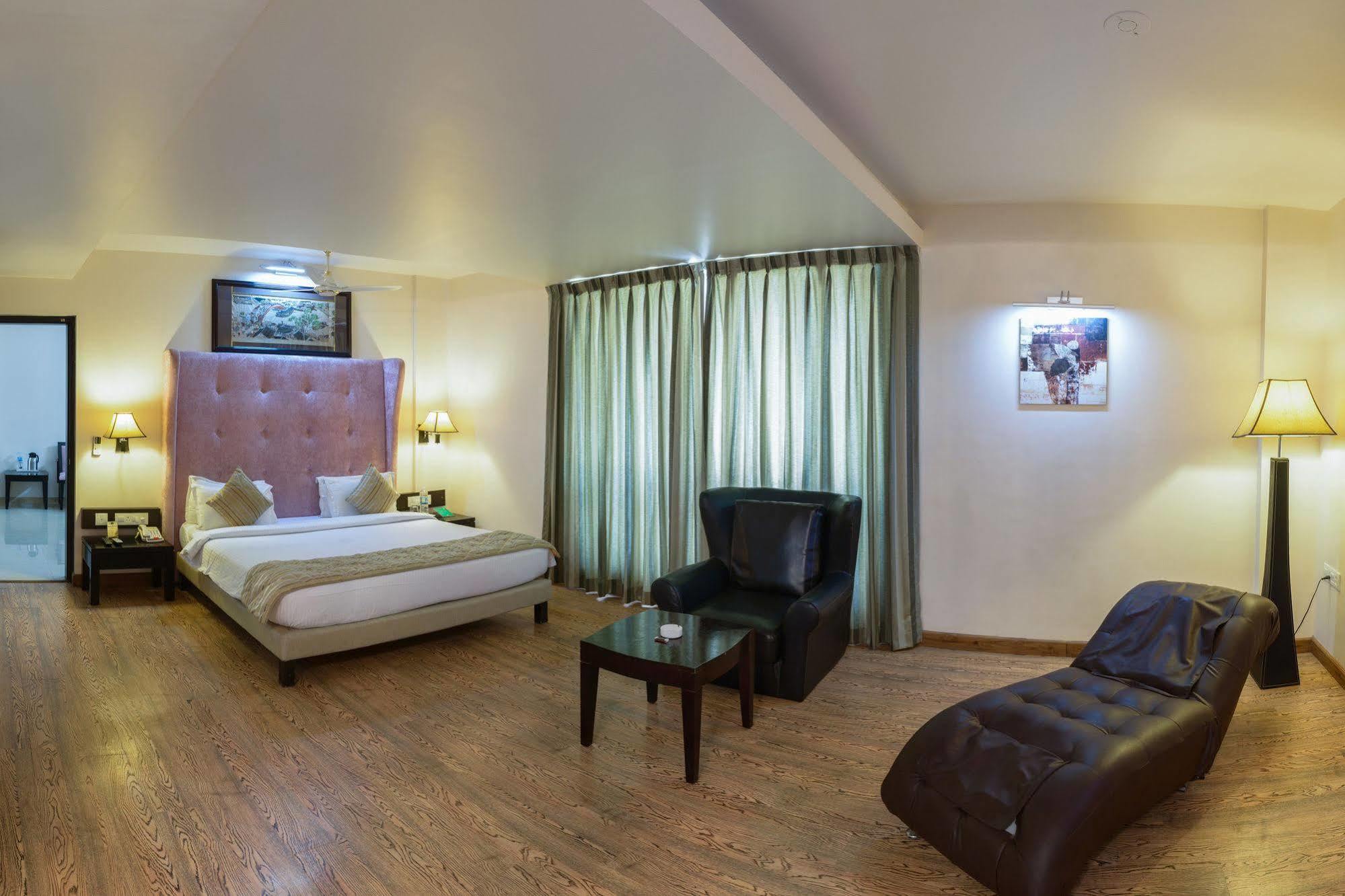 Quality Inn Palms Gāndhīdhām Extérieur photo