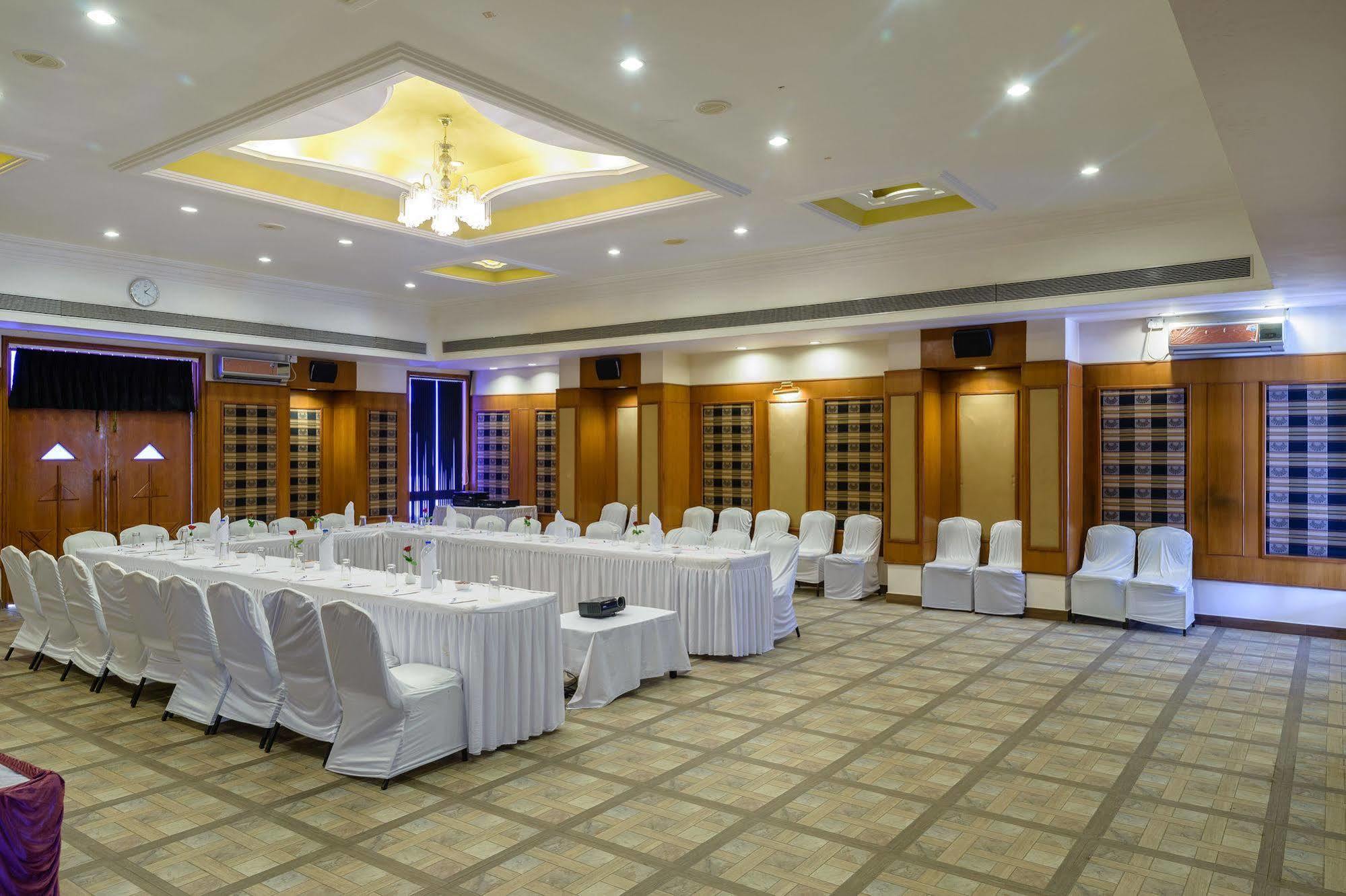Quality Inn Palms Gāndhīdhām Extérieur photo